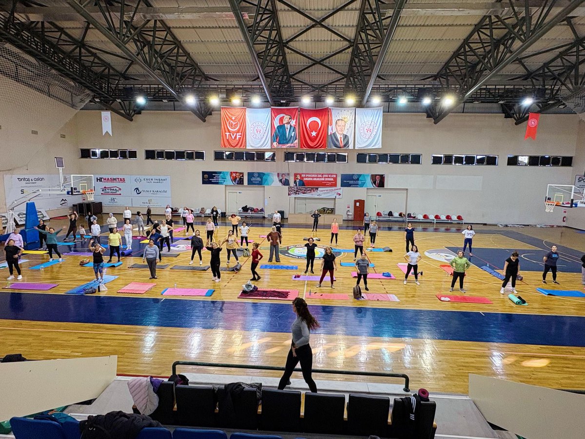 Edremit’te Sabah Sporu Coşkusu: Kapalı Spor Salonunda Etkinlik Başladı