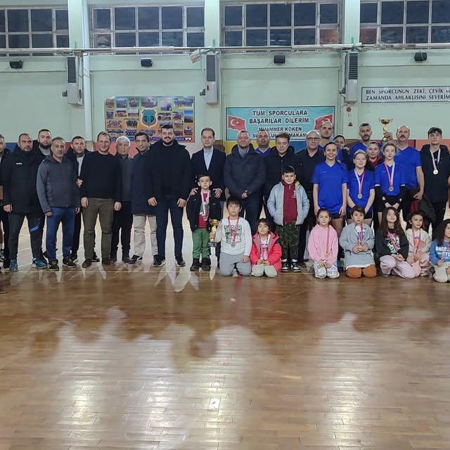 Susurluk Belediye Takımı Voleybol Turnuvasının Şampiyonu Oldu