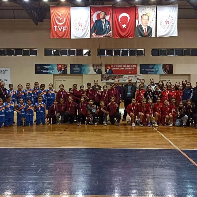 Edremit'te Küçük Kızlar Basketbol Şampiyonası Tamamlandı