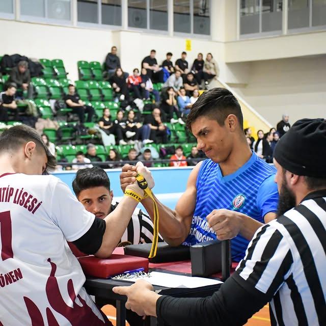 Genç Sporcuların Bilek Güreşi Başarısı: İl Birinciliği Müsabakaları Tamamlandı