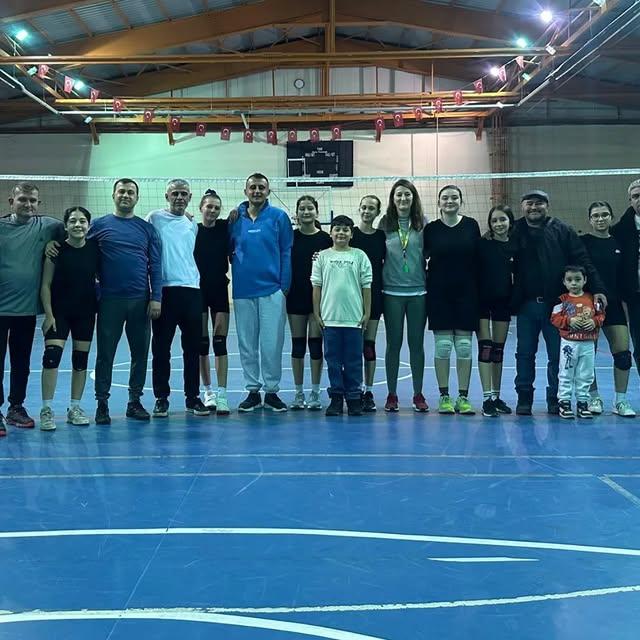 Şehit Eren Bülbül Gençlik Merkezinde Baba-Kız Voleybol Maçı Keyfi