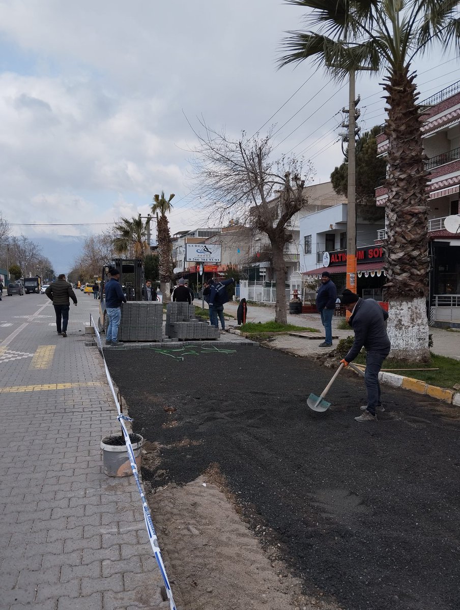 Edremit'te Yol Bakım ve Tamirat Çalışmaları Devam Ediyor