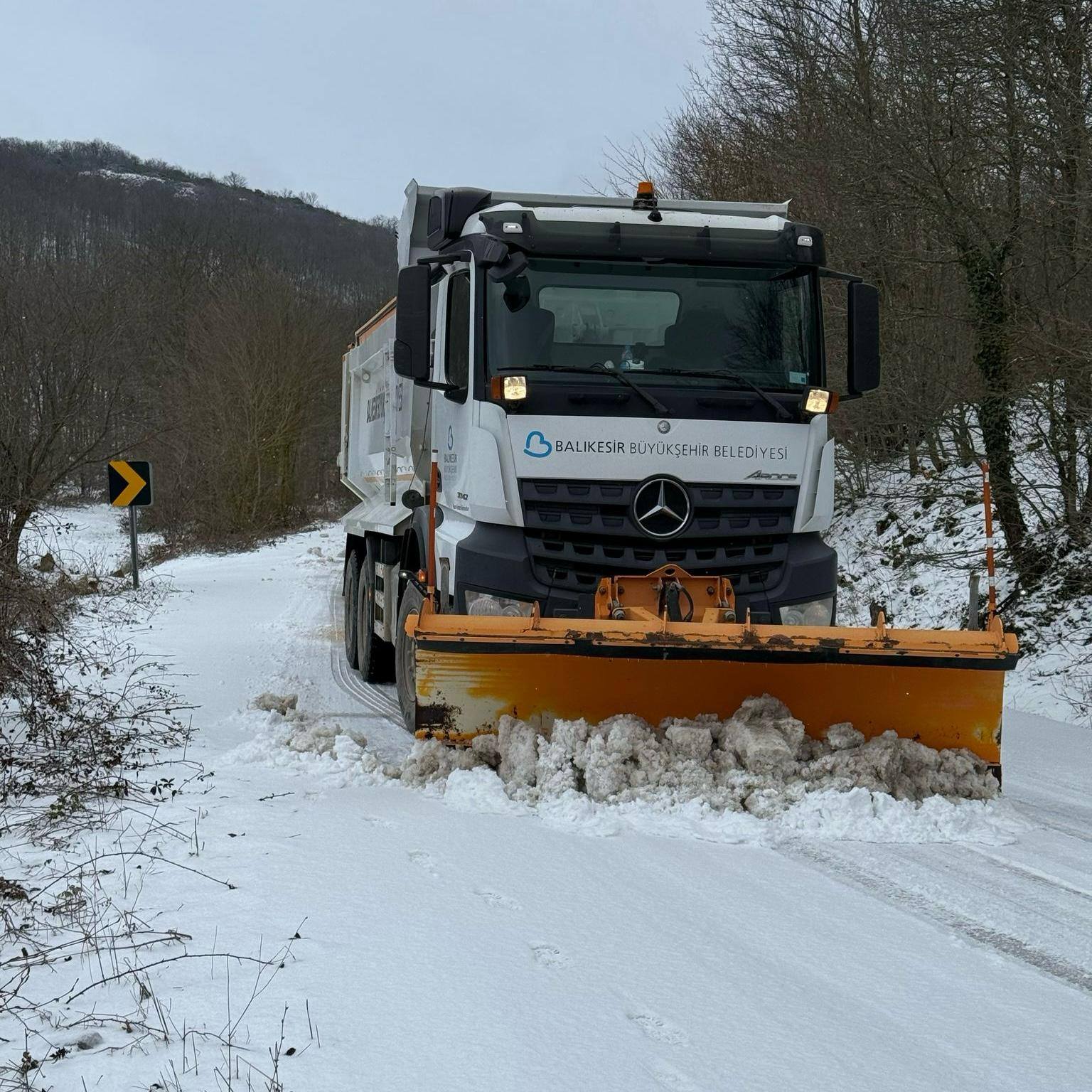 Balıkesir'in Yüksek Kesimlerinde Kar Yağışı ile Mücadele Sürüyor