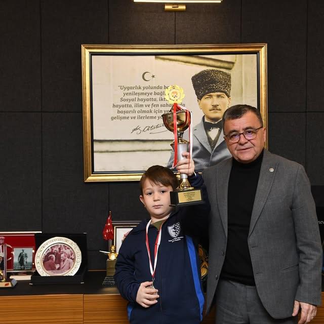 Başarılı Satranç Sporcusundan Başkan Ziyareti
