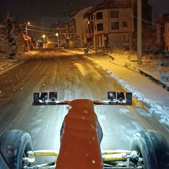 Bandırma'da Gece Boyu Buzlanmaya Karşı Mücadele