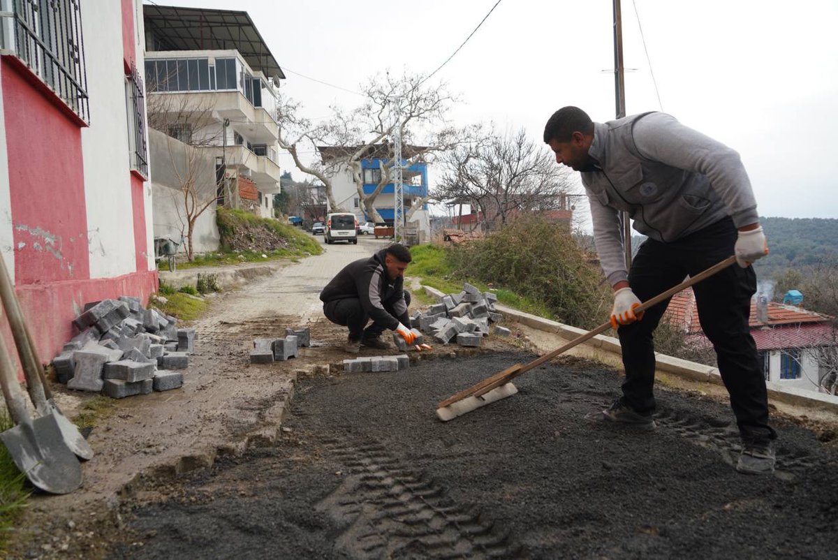 Edremit Belediyesi, Yolları Daha Konforlu Hale Getirmek İçin Çalışmalarına Devam Ediyor