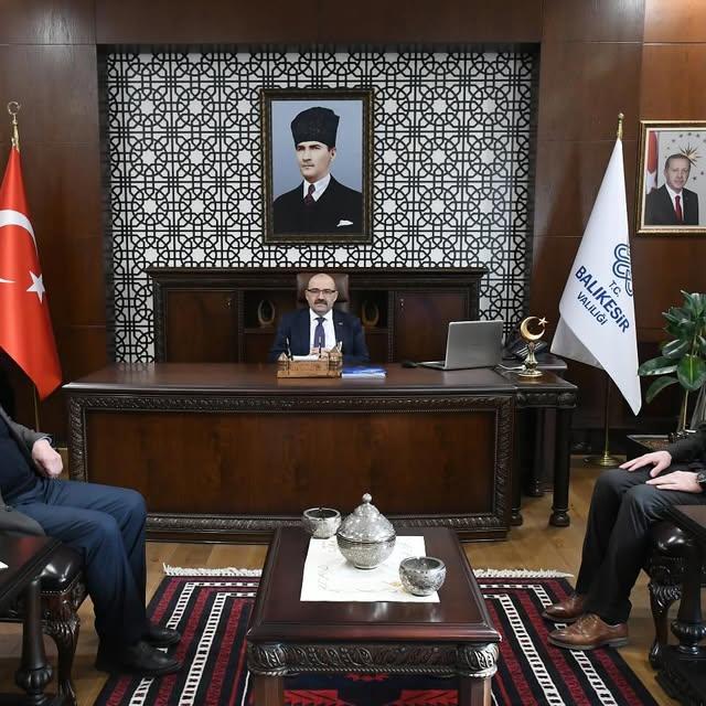 Burhaniye Kaymakamı İlyas Memiş ve Bayburt Köyü Muhtarı Vali İsmail Ustaoğlu'nu Ziyaret Etti