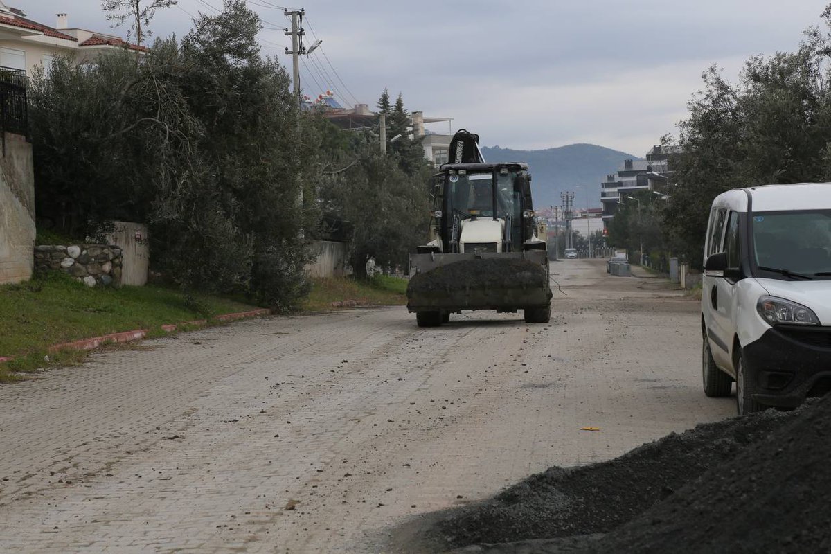 Altınoluk'ta Yol Çalışmaları Hızla İlerliyor