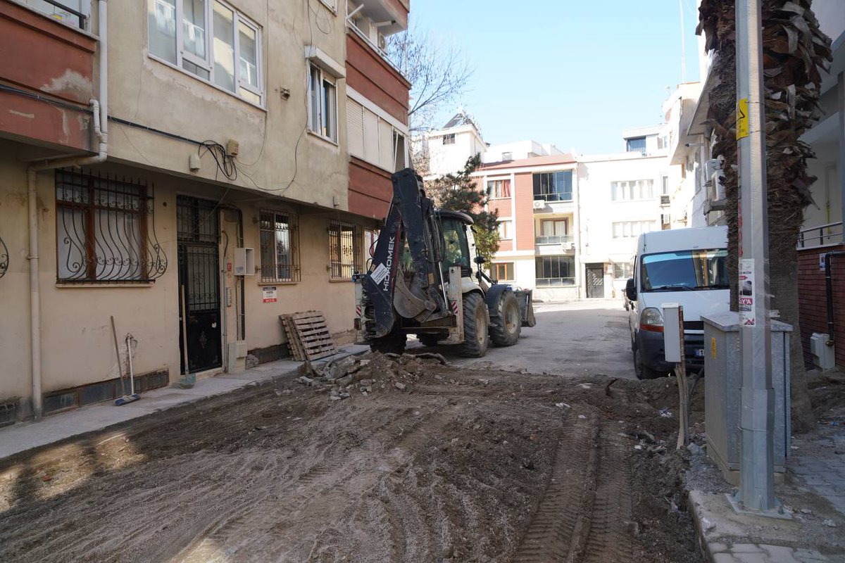 Edremit'te Cumhuriyet Mahallesinde Yol Tamiratları Devam Ediyor
