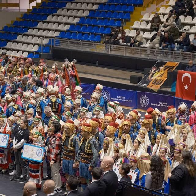 Edremit Belediyesi Halk Oyunları Ekibi Balıkesir'de İl Birincisi Oldu