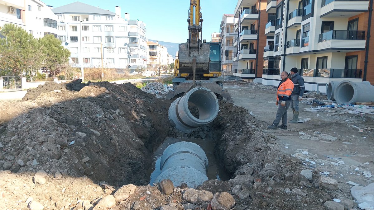 Edremit'te Yağmursuyu Drenaj Sistemi Çalışmalarına Devam Ediliyor