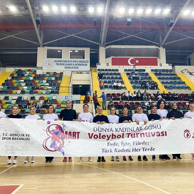 Antalya'da 8 Mart Dünya Kadınlar Günü Voleybol Turnuvası Başladı