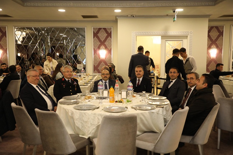 Edremit'te Cami ve Külliye İftarı: Balıkesir Valisi İsmail Ustaoğlu'nun Katılımı ile Manevi Birlik