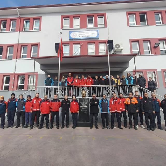 Deprem Haftası Kapsamında Gerçekçi Tatbikat: Balıkesir'de Eğitimciler ve Öğrenciler Hazırlıklarını Güçlendirdi