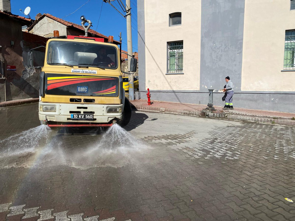 Edremit Belediyesi'nden İbrahimce Mahallesi'nde Kapsamlı Mıntıka Temizliği
