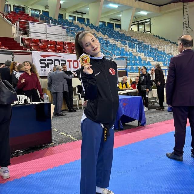 Edremit Belediyesi'nin Genç Sporcusu Ecrin, Türkiye Şampiyonu Oldu