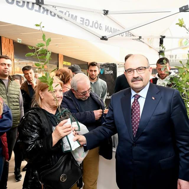 Balıkesir Valisi, 8 Mart Dünya Kadınlar Günü'nde Vatandaşlarla Buluştu
