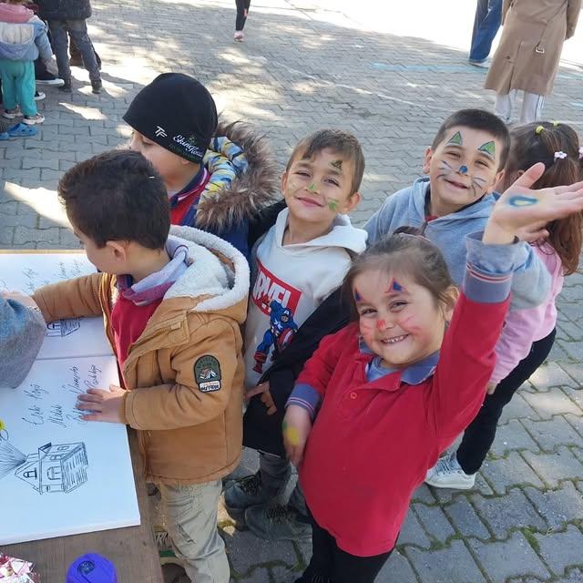 Balıkesir Üniversitesi'nde Sosyal Sorumluluk Projesi: Kütüphane Topluluğu Okulu Renklendirdi
