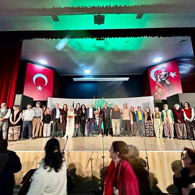 Edremit Belediyesi Tiyatro Topluluğu'ndan Beğeni Toplayan Oyun