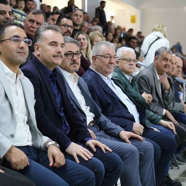 Burhaniye Belediye Başkanı Deveciler, Kadın Basketbol Maçını İzledi