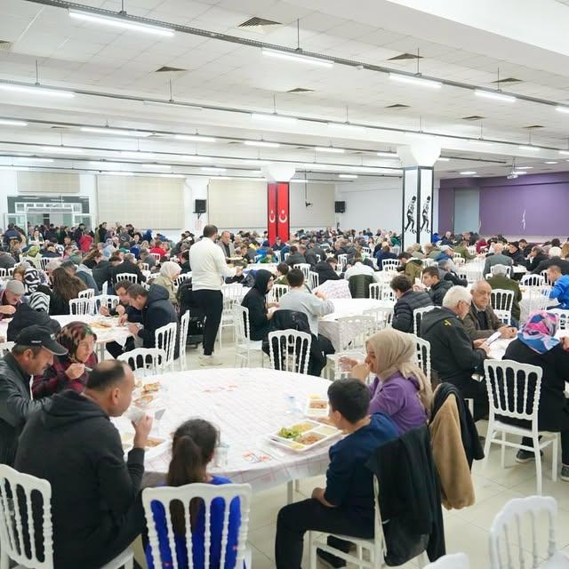 Burhaniye Belediyesi'nden Hemşehirlere İftar Sofrası
