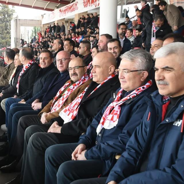 Balıkesir Valisi, Balıkesirspor - Tire 2021 FK Maçını Tribünden İzledi
