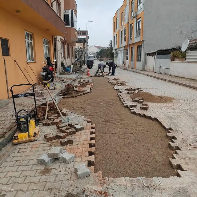Gönen Belediyesi'nden İlçe Geneli Temizlik ve Güzelleştirme Çalışmaları