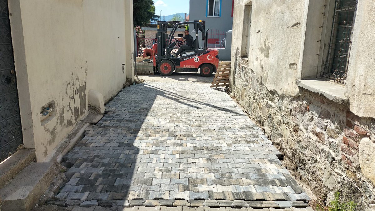 Edremit'te Yol Tamirat Çalışmaları Sürüyor