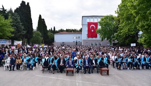 Balıkesir Üniversitesi Necatibey Eğitim Fakültesi'nde Mezuniyet Coşkusu