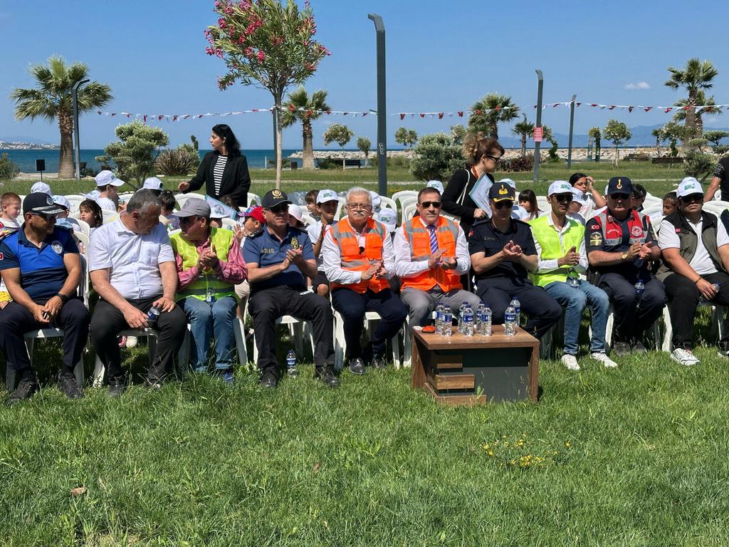 Burhaniye'de Dünya Çevre Günü Etkinliğiyle Öğretmenler Mahallesi Temizlendi