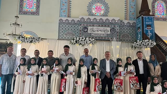 Balıkesir Milletvekili Canbey, Çamdibi Hafızlık Yatılı Kız Kur'an Kursu'nda Hatim Cemiyeti'ne Katıldı