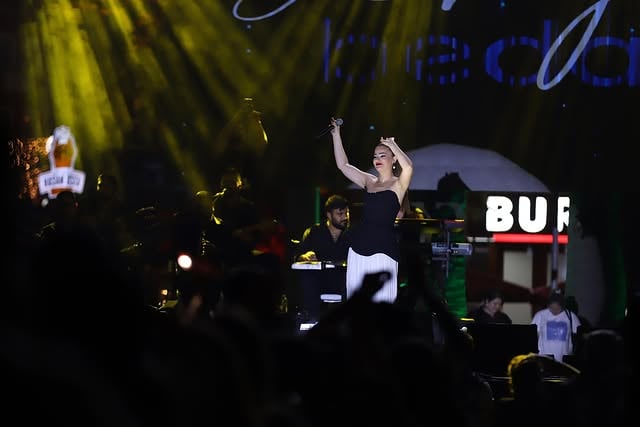 Bandırma Meydanında Derya Bedavacı Rüzgarı Esti