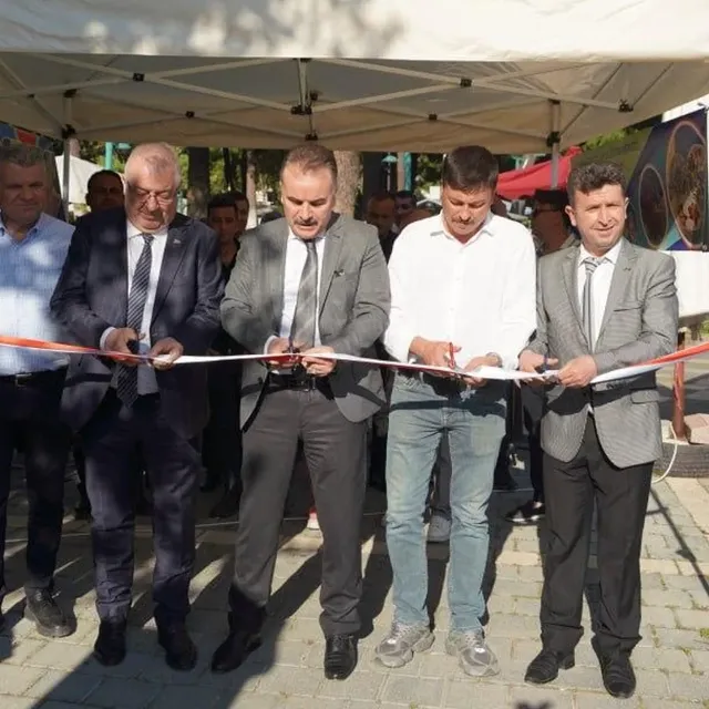 Edremit Halk Eğitimi Merkezi Yıl Sonu Sergisi Faruk Serpil Parkı'nda Düzenlendi