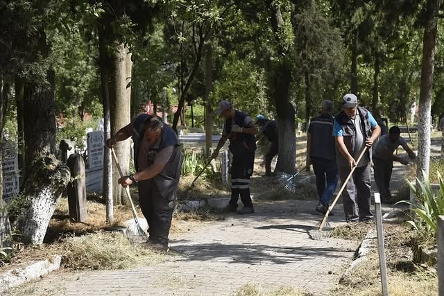 Dursunbey Mezarlıkları Kurban Bayramı İçin Temizleniyor