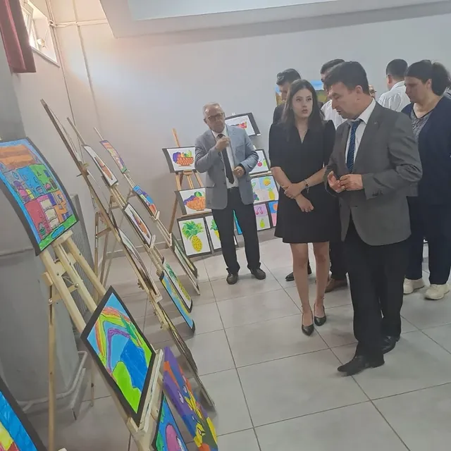 Edremit'te Öğrencilerin Yaratıcılığı Sanatla Buluştu: Yıl Sonu Görsel Sanatlar Sergisi Açıldı