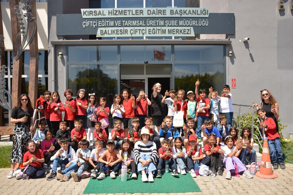 Balıkesir'de Tarım Eğitimi Coşkusu: BAÇEM'de Öğrenciler Toprakla Buluştu