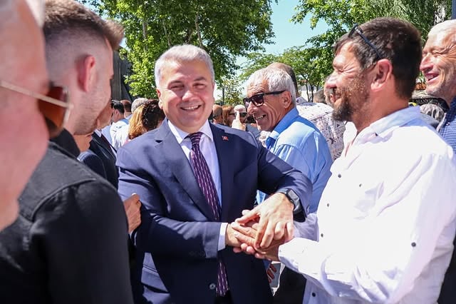 AK Parti Balıkesir Milletvekili Canbey, Şeyh Lütfullah Camii Meydanı'nda Bayramlaştı