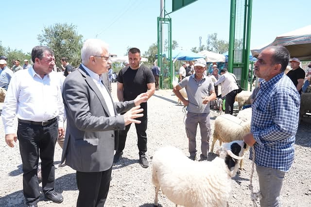 Burhaniye Belediye Başkanı Deveciler, Hayvan Pazarı'nda Esnafı Ziyaret Etti