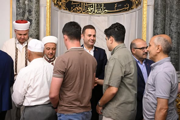 Balıkesir'de Bayram Coşkusu: Başkan Akın Hemşehrilerle Buluştu