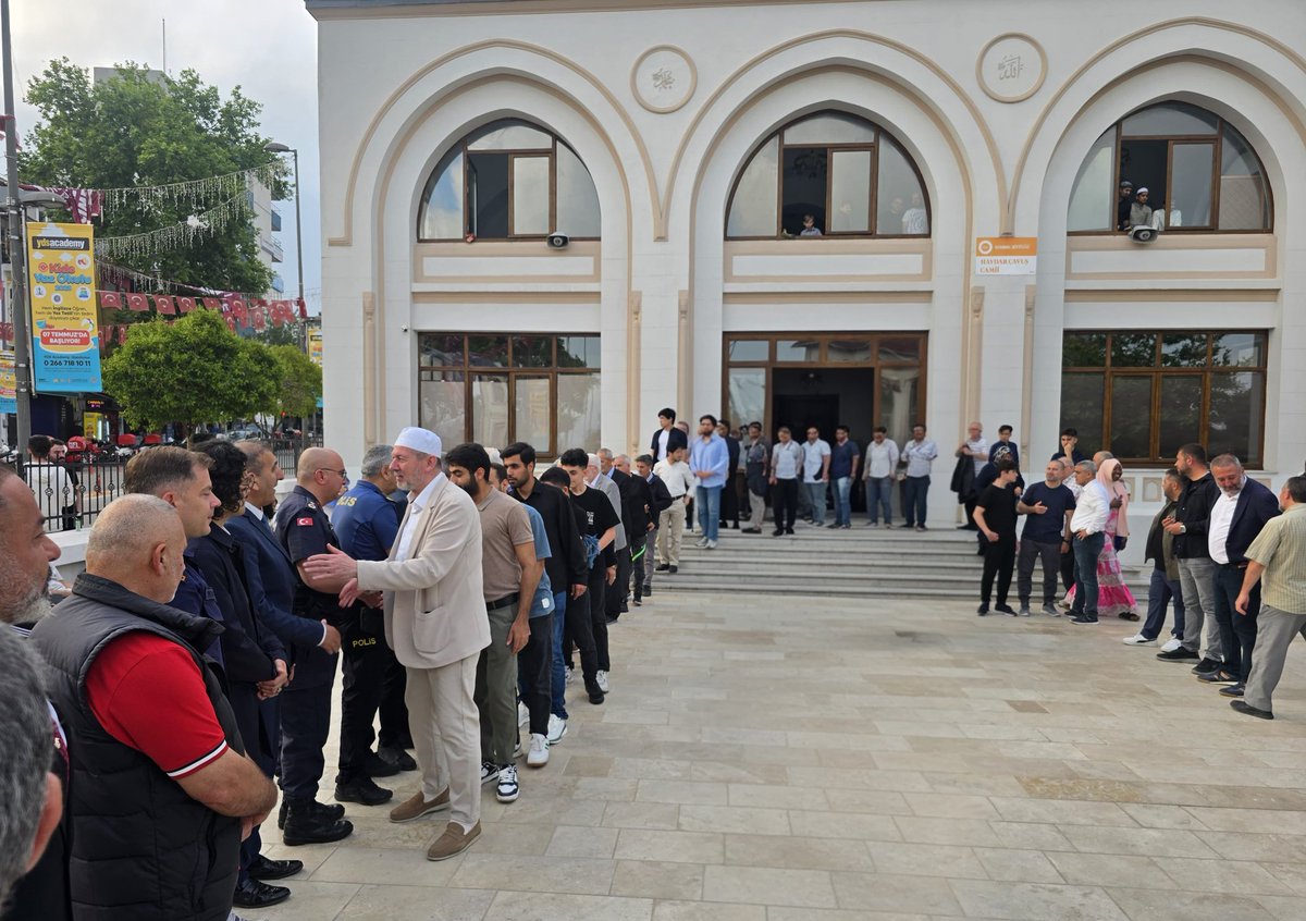 Bandırma'da Kurban Bayramı Coşkusu: Kaymakam Aksakal Vatandaşlarla Bayramlaştı