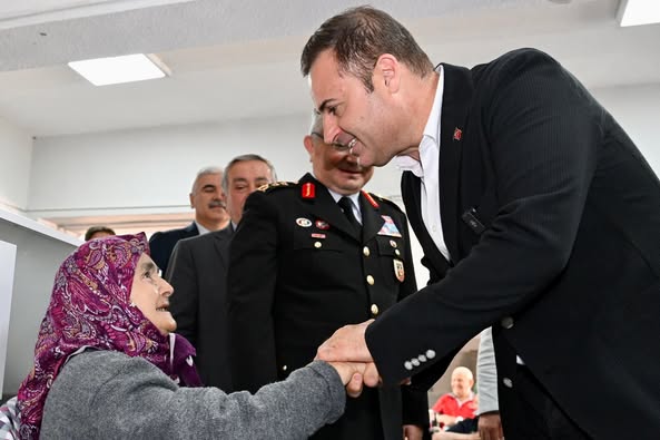 Balıkesir Büyükşehir Başkanı Akın, Bayramda Şehrin Dört Bir Yanında Hemşehrileriyle Buluştu