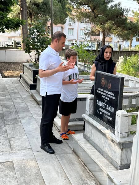 Balıkesir Belediye Başkanı Akın, Ailesinin Kabrini Ziyaret Etti