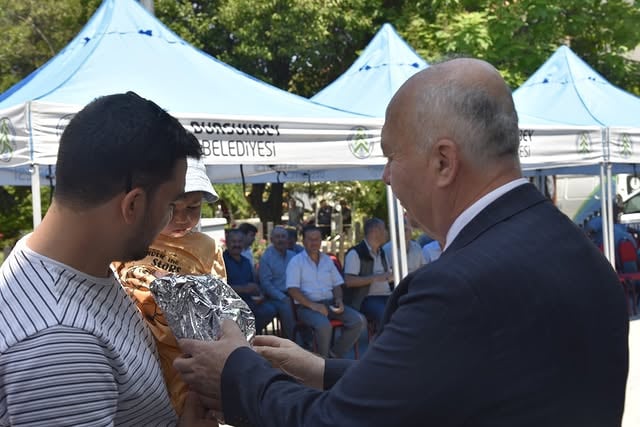 Dursunbey'de Kurban Bayramı Coşkusu: Bayramlaşma Eski Belediye Binası Önünde Yapıldı