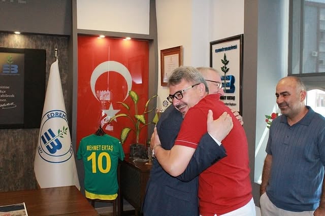 Edremit Belediyesi Bayram Sevincini Hemşehrileriyle Paylaştı