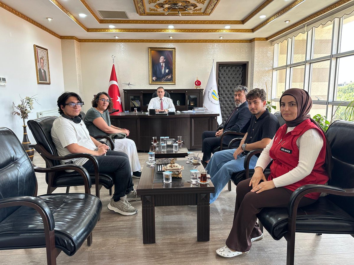 Burhaniye Kaymakamı Memiş, Münazara Ligi İl Birincisi Öğrencileri Ödüllendirdi