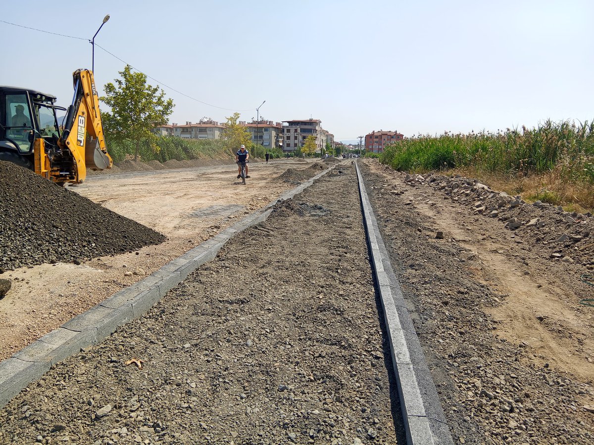 Edremit'te Altınkum Mahallesi'nde Yol Yapım Çalışmaları Devam Ediyor