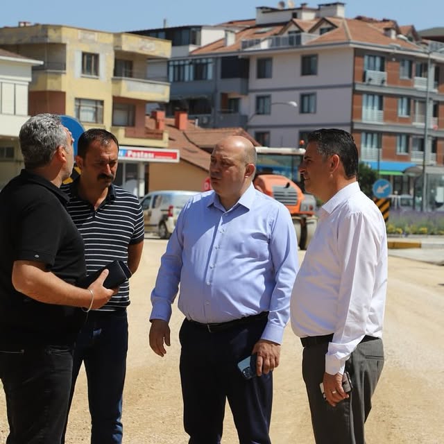 Gönen Kızılay Caddesi'ne Sıcak Asfalt Çalışması Başladı